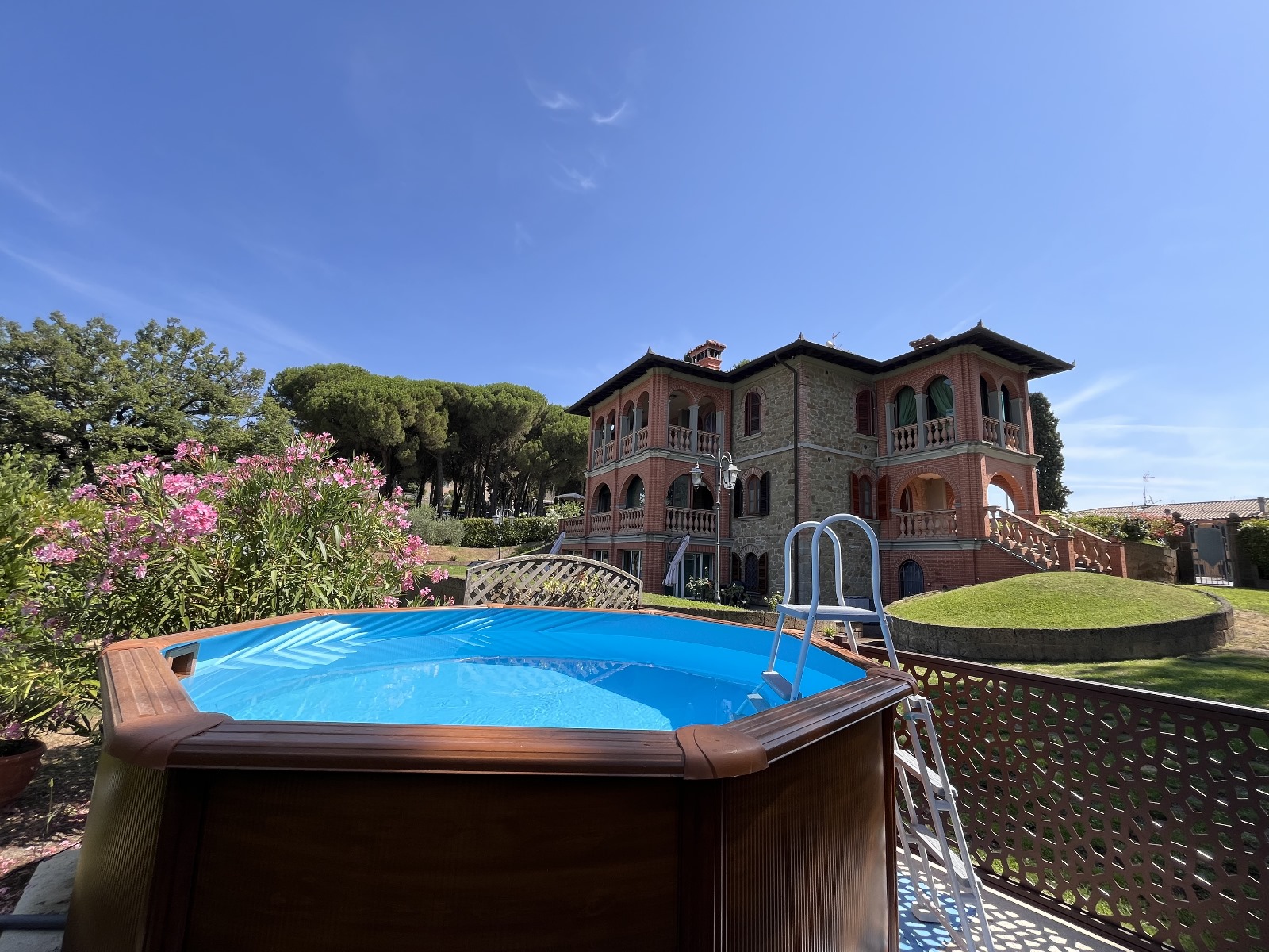Holiday home with swimming pool for exclusive use of Lake Trasimeno